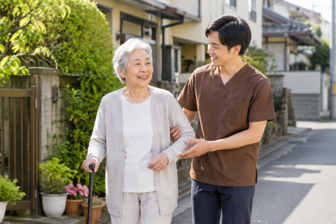 京都市北区で理学療法士が利用者へ自費訪問リハビリを行い、歩行練習をサポートしている様子