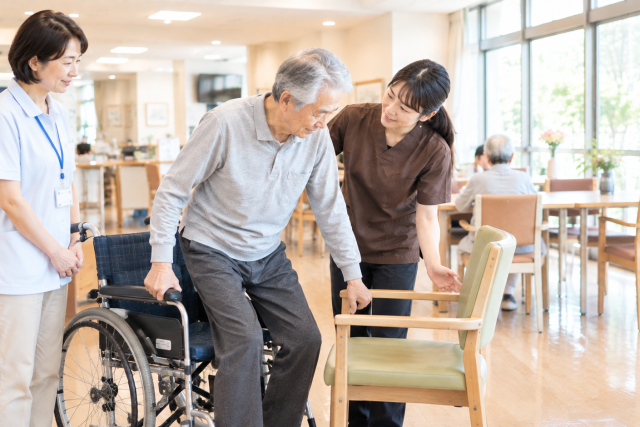 京都市上京区の介護付き有料老人ホームで理学療法士が車椅子から椅子への移乗動作を確認している様子