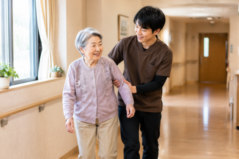 京都市左京区の高齢者施設で理学療法士が利用者の歩行練習をサポートしている様子